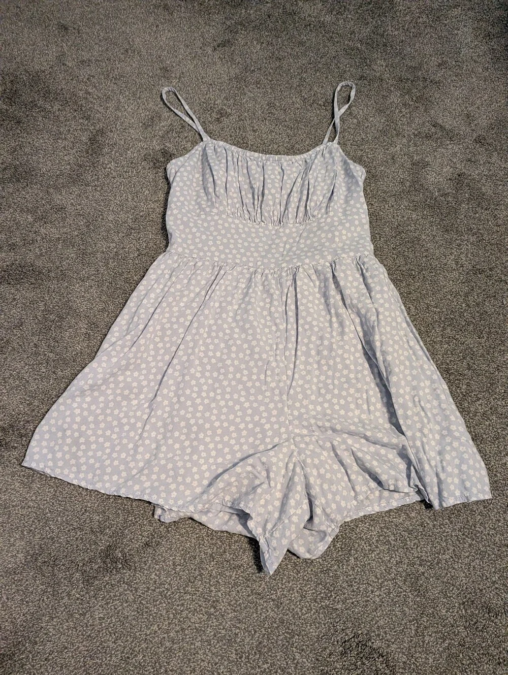 Hollister Light Blue & White Floral Romper Size Medium - Picture 1 of 7